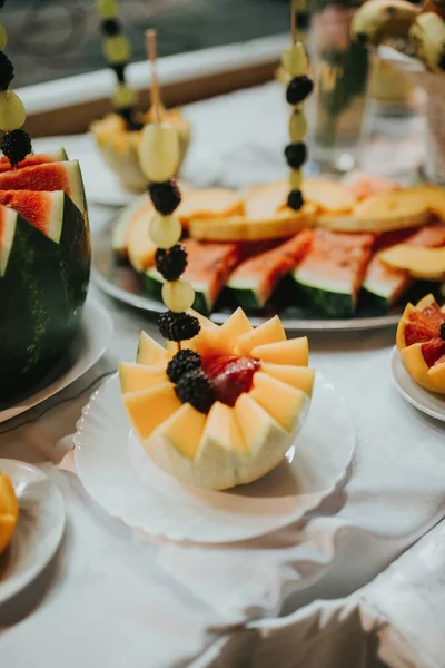 Ein Vertikaler Schuss Frisch Geschnittener Wassermelonen Auf Tellern Auf Dem — Stockfoto