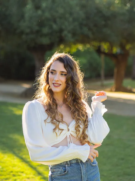 Una Hermosa Hembra Pelo Largo Posando Parque Primavera Día Soleado —  Fotos de Stock