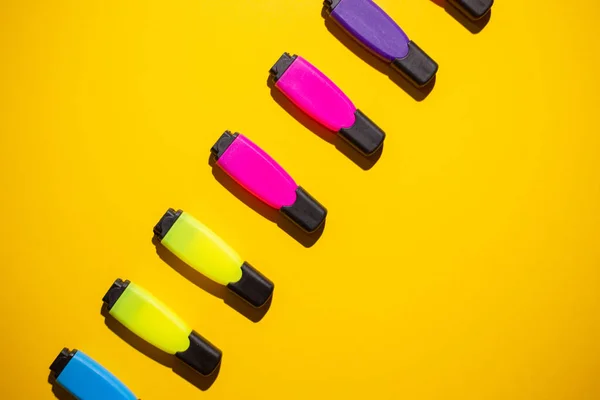 Sarı Bir Çalışma Masasındaki Çok Renkli Işaretlerin Üst Görüntüsü — Stok fotoğraf