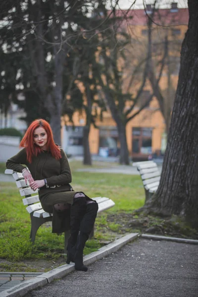 Una Atractiva Joven Mujer Caucásica Con Pelo Rojo Sentada Banco — Foto de Stock