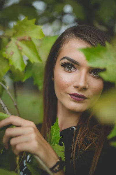 Ein Vertikales Porträt Einer Jungen Blonden Frau Die Mit Baumblättern — Stockfoto