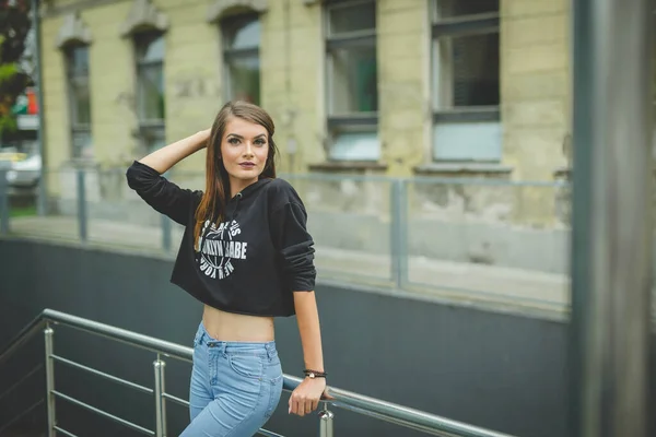 Een Aantrekkelijke Jonge Blanke Vrouw Draagt Jeans Een Zwart Shirt — Stockfoto