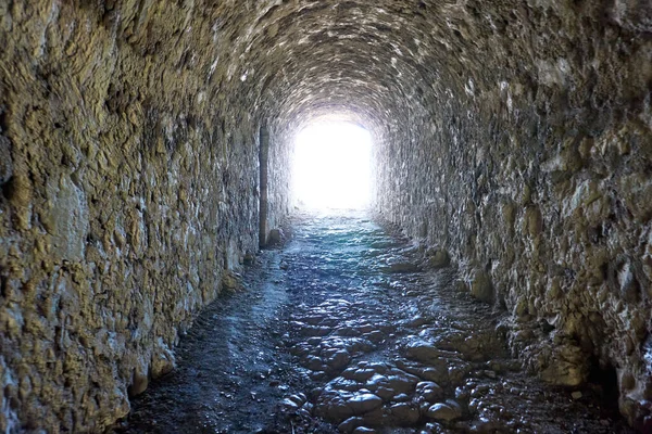 Een Rotsachtige Tunnel Hohenurach Castle Duitsland Met Gevaarlijke Oneffen Grond — Stockfoto