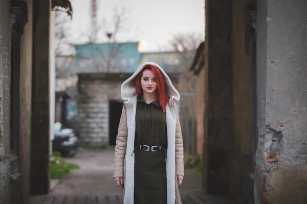 Eine Junge Kaukasische Frau Einem Grünen Kleid Und Einer Jacke — Stockfoto