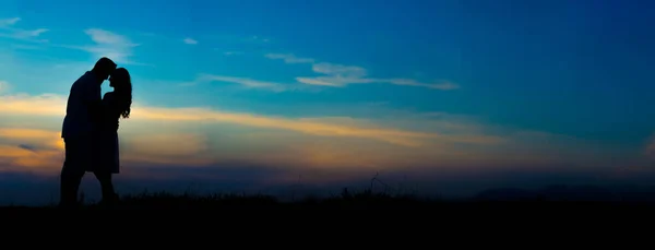 Silueta Pár Líbání Krásném Pozadí Západu Slunce — Stock fotografie