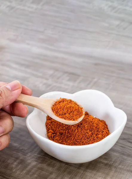 Primer Plano Una Mano Sosteniendo Una Cuchara Madera Llena Pimiento — Foto de Stock