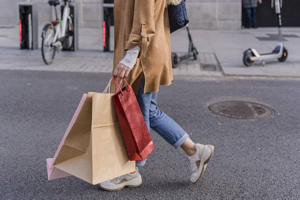 Foco Superficial Uma Mulher Segurando Sacos Compras Andando Pelas Ruas — Fotografia de Stock