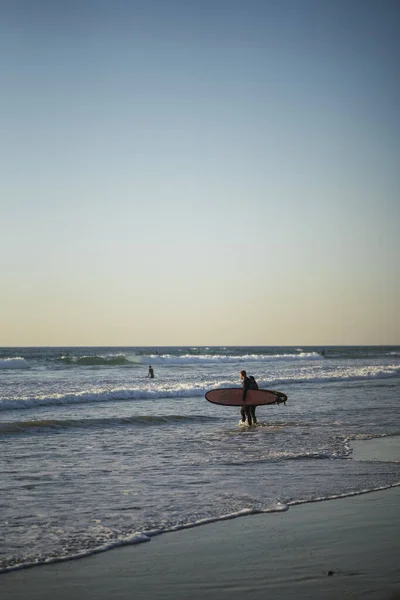 Uma Foto Casal Caucasiano Espanha Com Pranchas Surf Praia — Fotografia de Stock