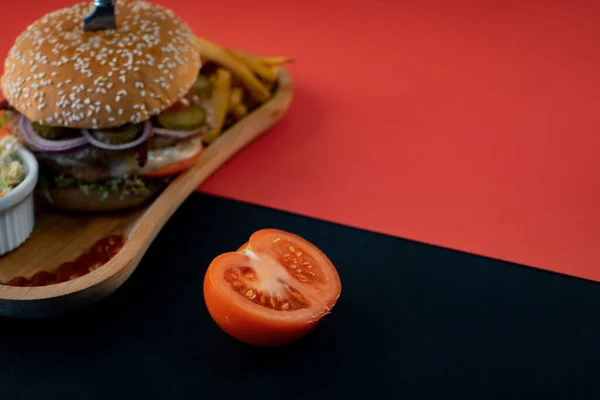 Hambúrguer Apetitoso Com Batatas Fritas Uma Bandeja Madeira Com Tomate — Fotografia de Stock