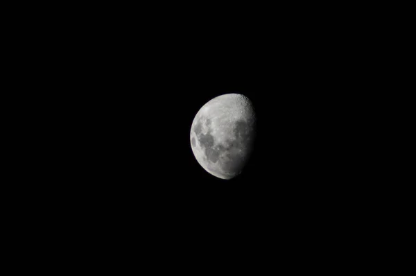 在黑色背景上拍摄的月亮的灰度照片 — 图库照片