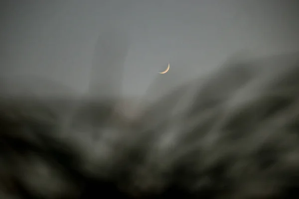 Une Vue Sur Croissant Lune Dans Fond Naturel Flou — Photo