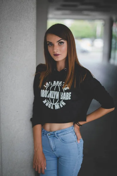Eine Attraktive Junge Kaukasische Frau Jeans Und Schwarzem Hemd Mit — Stockfoto