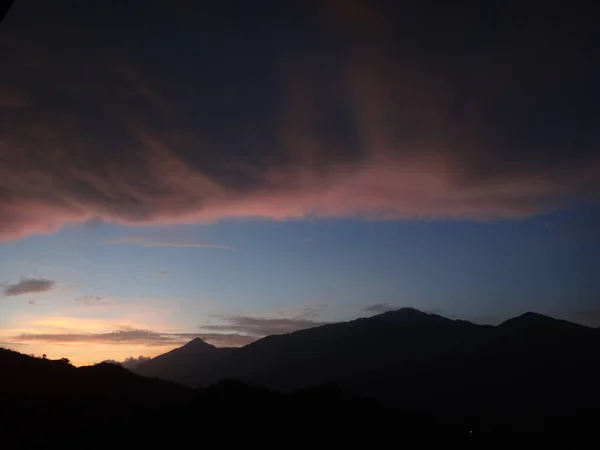 Dramatyczna Chmura Sylwetka Wzgórz Zachodzie Słońca — Zdjęcie stockowe