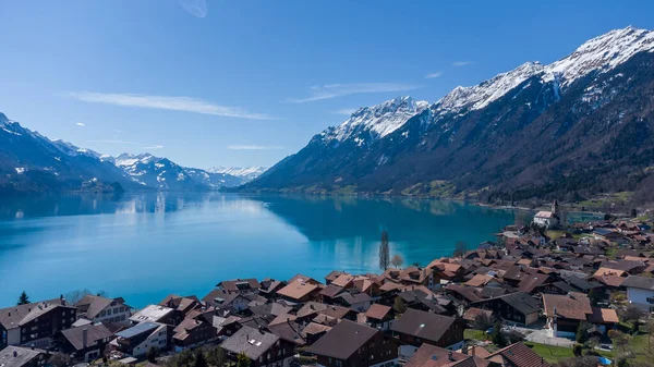 Sviçre Nin Brienz Kentindeki Kayalık Tepeler Binalarla Çevrili Bir Göl — Stok fotoğraf