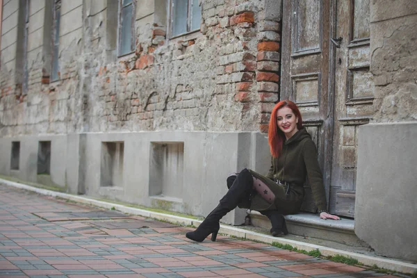 Una Atractiva Joven Mujer Caucásica Con Pelo Rojo Vestido Verde —  Fotos de Stock