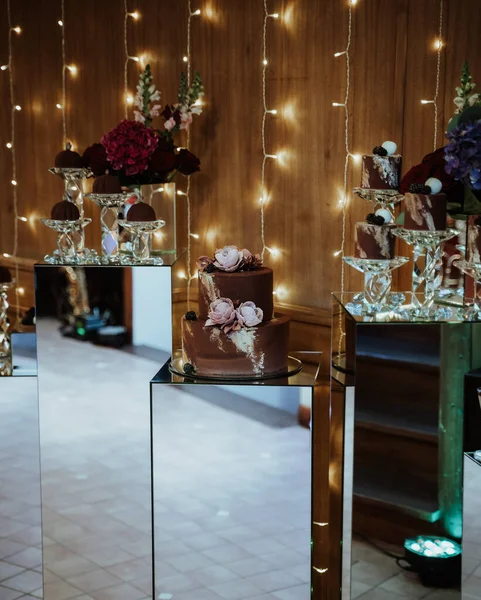 Een Verticaal Shot Van Een Evenement Chocolade Two Tier Floral — Stockfoto