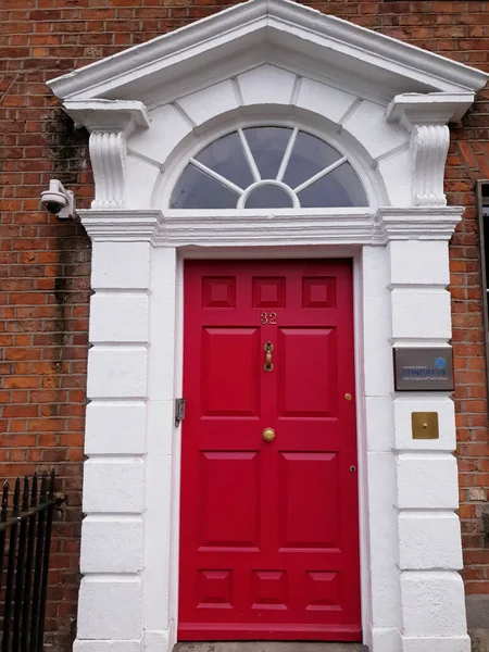 アイルランドのダブリン 7月24 2019 アイルランドのダブリンにあるアイルランド労働組合会議 全国労働組合センター への入り口 グルジアのタウンハウスの伝統的な赤いドア — ストック写真