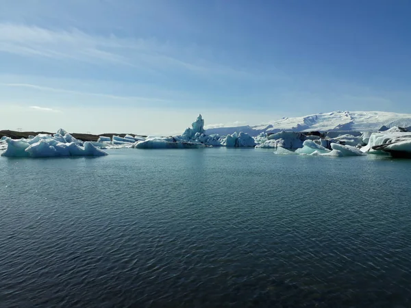Прекрасный Снимок Большого Ледникового Озера Иокульсарлон Фоне Ясного Голубого Неба — стоковое фото