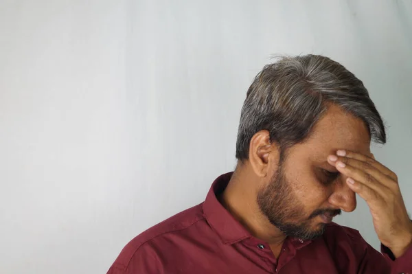 Een Bebaarde Indiase Man Die Zich Jonge Leeftijd Zorgen Maakt — Stockfoto
