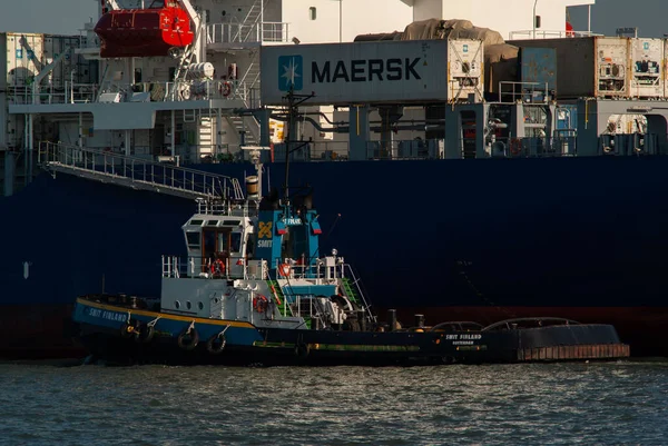 Rotterdam Niederlande Sep 2009 Schlepper Smit Finnland Stützt Ein Containerschiff — Stockfoto