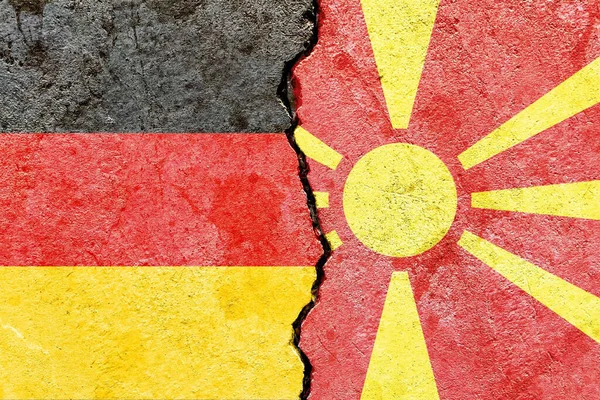 Alemanha Macedónia Bandeiras Nacionais Parede Concreto Rachado — Fotografia de Stock