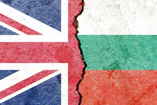 Концепция Политического Конфликта Великобритания Болгария Флаги Треснувшей Стене — стоковое фото