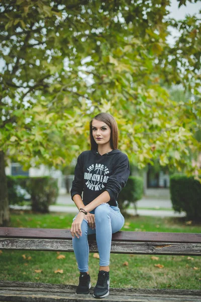 Een Verticaal Schot Van Een Jonge Blonde Vrouw Casual Kleren — Stockfoto