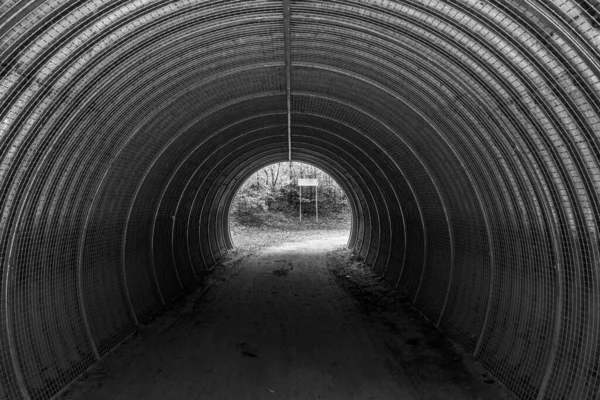 Een Grijswaarden Opname Van Een Smalle Tunnel Leidend Naar Een — Stockfoto