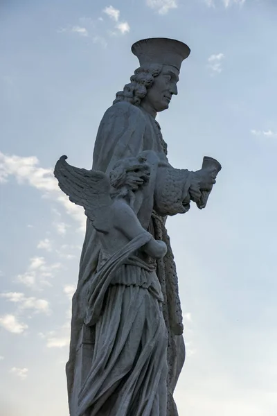 Eine Vertikale Aufnahme Der Skulptur Eines Mannes Mit Einem Engel — Stockfoto
