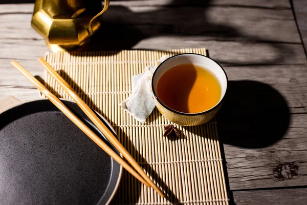 中国の伝統的な茶道の配置の高角度ショット — ストック写真