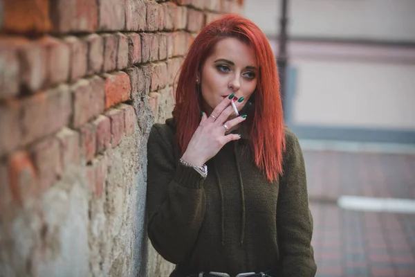 Uma Jovem Mulher Caucasiana Atraente Vestido Verde Fumando Posando Frente — Fotografia de Stock