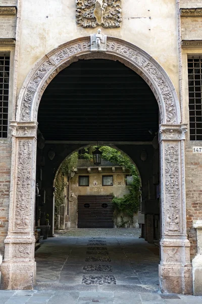 Vertikal Bild Passage Med Ornament Bakgrunden Byggnad Och Växter Italien — Stockfoto