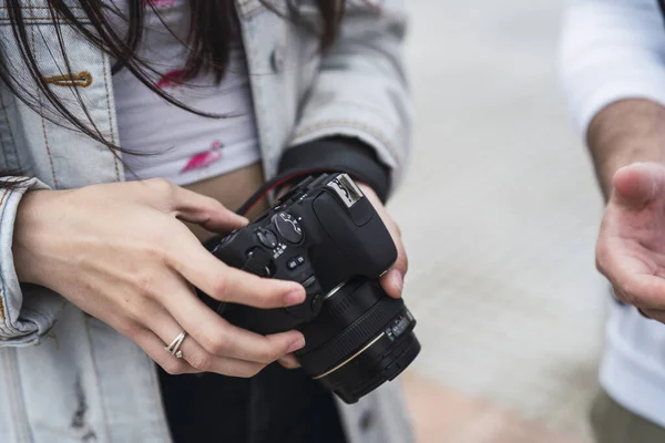 Mani Femminili Che Tengono Una Macchina Fotografica — Foto Stock