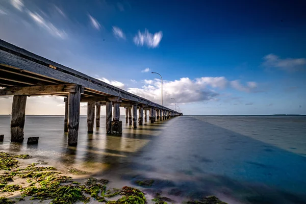 Een Houten Pier Het Meer Een Zonnige Dag Tegen Bewolkte — Stockfoto