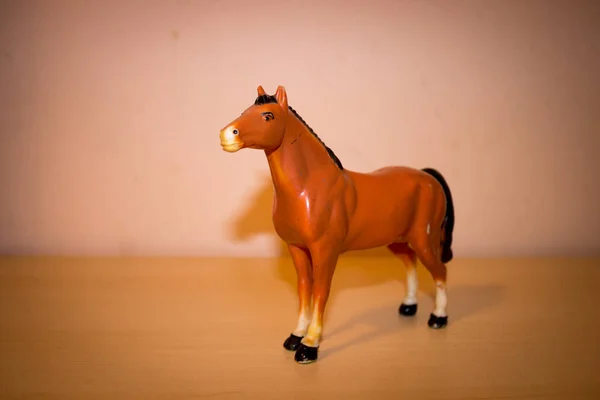 Nahaufnahme Eines Pferdespielzeugs Auf Einer Holzoberfläche — Stockfoto