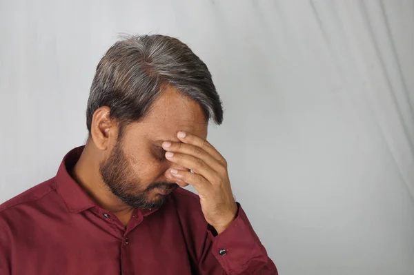 Een Indiase Man Bezorgd Wit Haar Haaruitval Probleem Jonge Leeftijd — Stockfoto