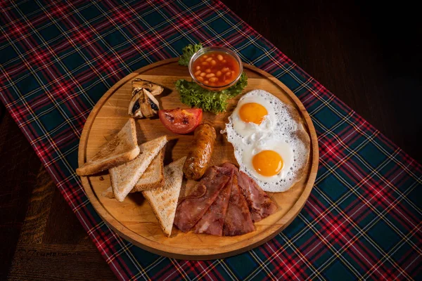 Смачний Ірландський Сніданок Ковбасою Беконом Смаженими Яйцями Тостами Бобами — стокове фото