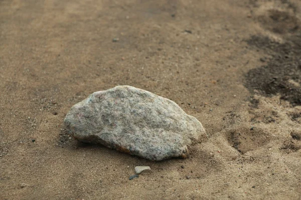 Крупный План Речного Камня Песчаном Фоне — стоковое фото