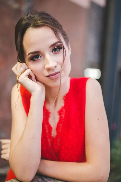 Pretty Young Caucasian Female Red Dress Posing While Leaning Table — Stock Photo, Image