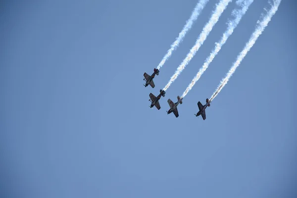Askeri Jetler Mavi Gökyüzündeki Zıtlıkları — Stok fotoğraf