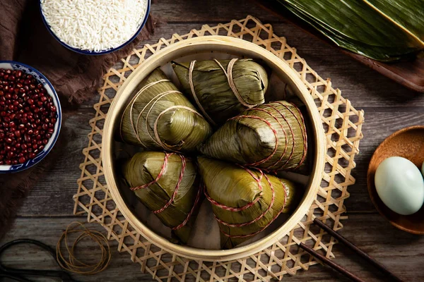 Detailní Záběr Koš Tradičních Čínských Rýžových Pudinků Obklopený Jeho Ingrediencemi — Stock fotografie