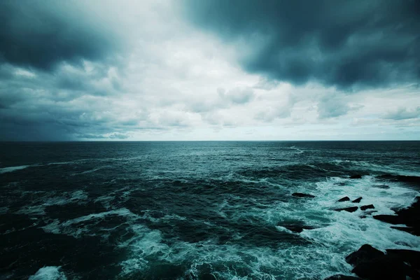Ein Malerischer Blick Auf Starke Wellen Die Ein Felsiges Ufer — Stockfoto