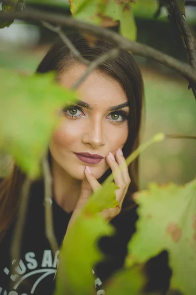 Молода Кавказька Самиця Стоїть Біля Дерева Зеленим Листям Парку — стокове фото