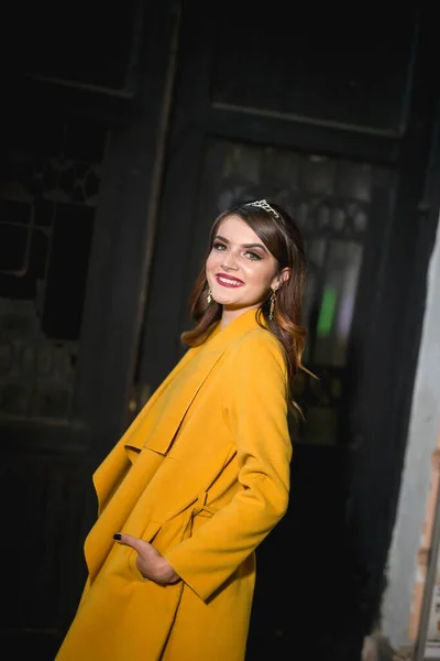 Colpo Verticale Una Giovane Modella Bionda Cappotto Giallo Alla Moda — Foto Stock