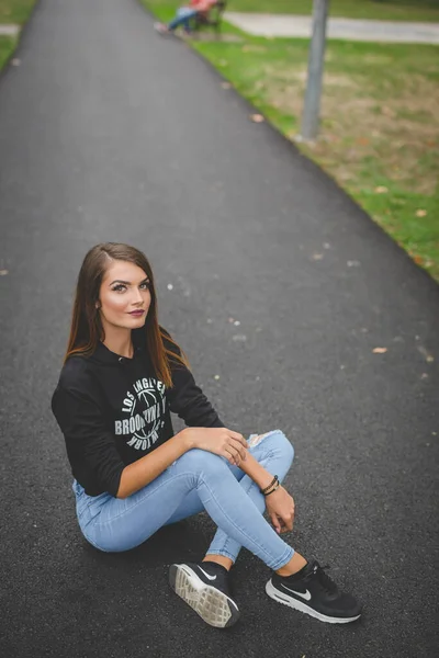 Een Jonge Aantrekkelijke Blanke Vrouw Jeans Een Zwart Shirt Weg — Stockfoto