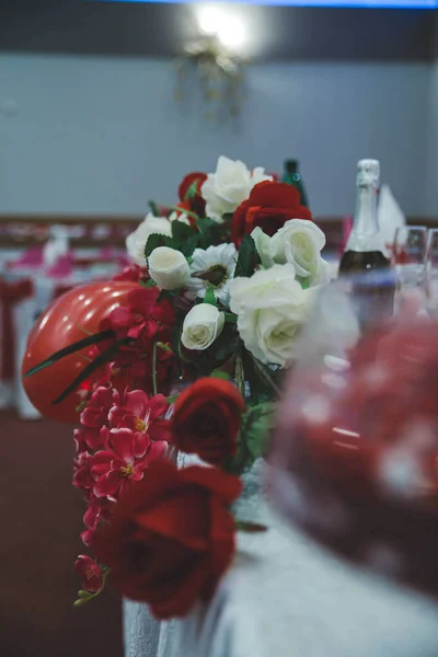 テーブルの上のカラフルな花束の垂直ショット — ストック写真