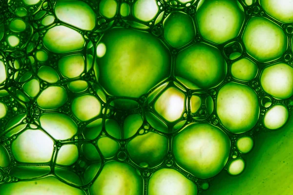 一个绿色的肥皂泡的宏观镜头 — 图库照片