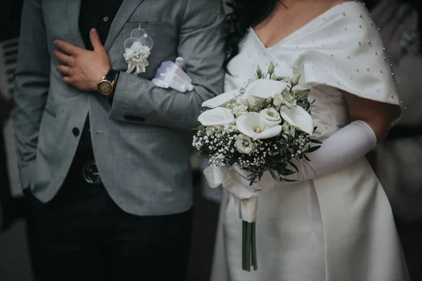 白い花の花束を持っている花嫁との結婚式の間に夫婦 — ストック写真