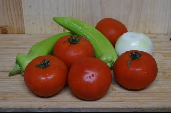 Primer Plano Tomates Chiles Verdes Cebolla Sobre Mesa — Foto de Stock