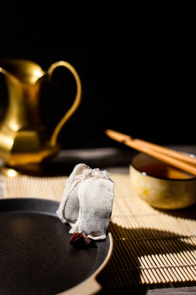 Pionowe Ujęcie Tradycyjnej Chińskiej Ceremonii Herbaty — Zdjęcie stockowe